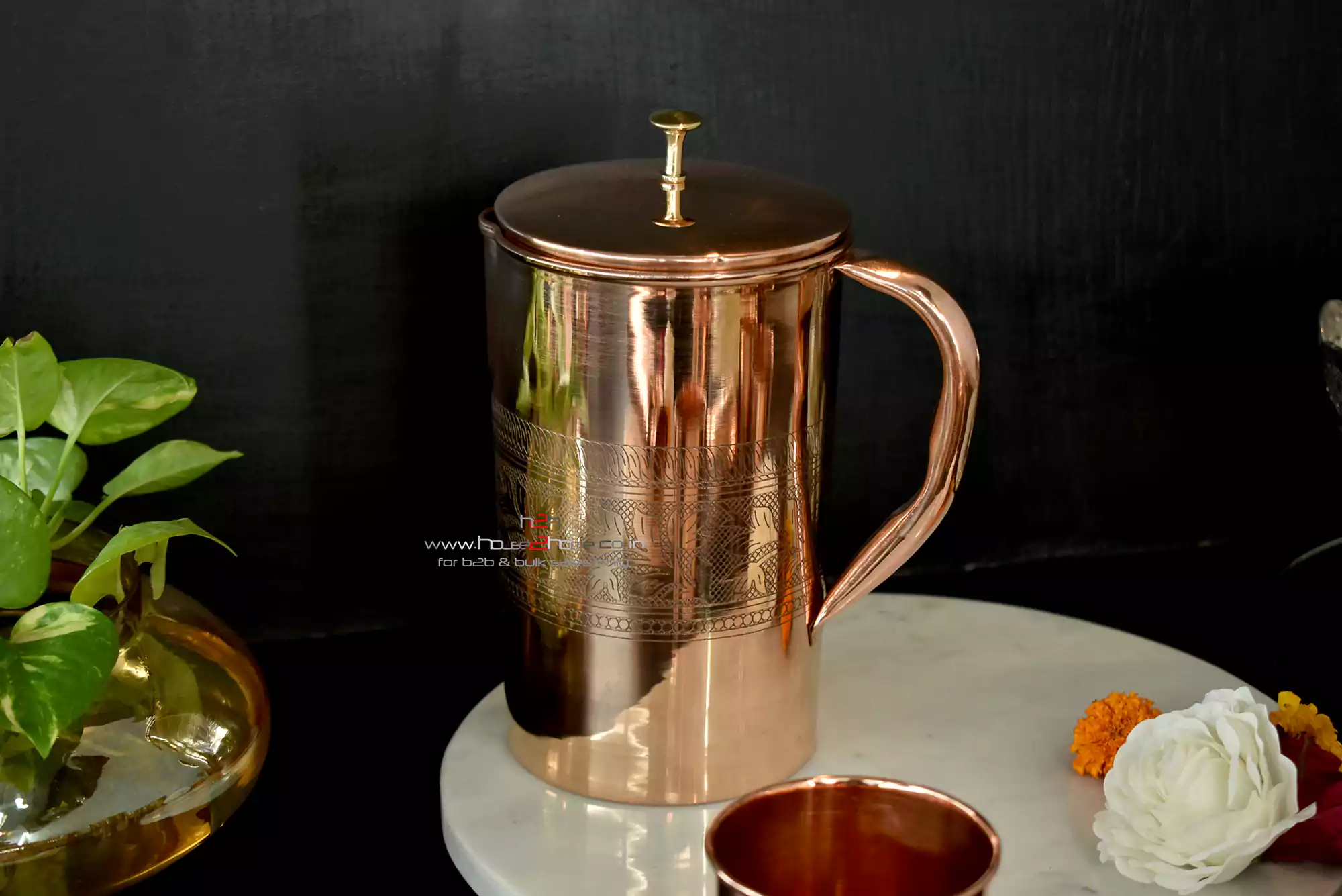 Premium hammered copper drinkware sets make a sophisticated, durable choice for high-end corporate gift collections.