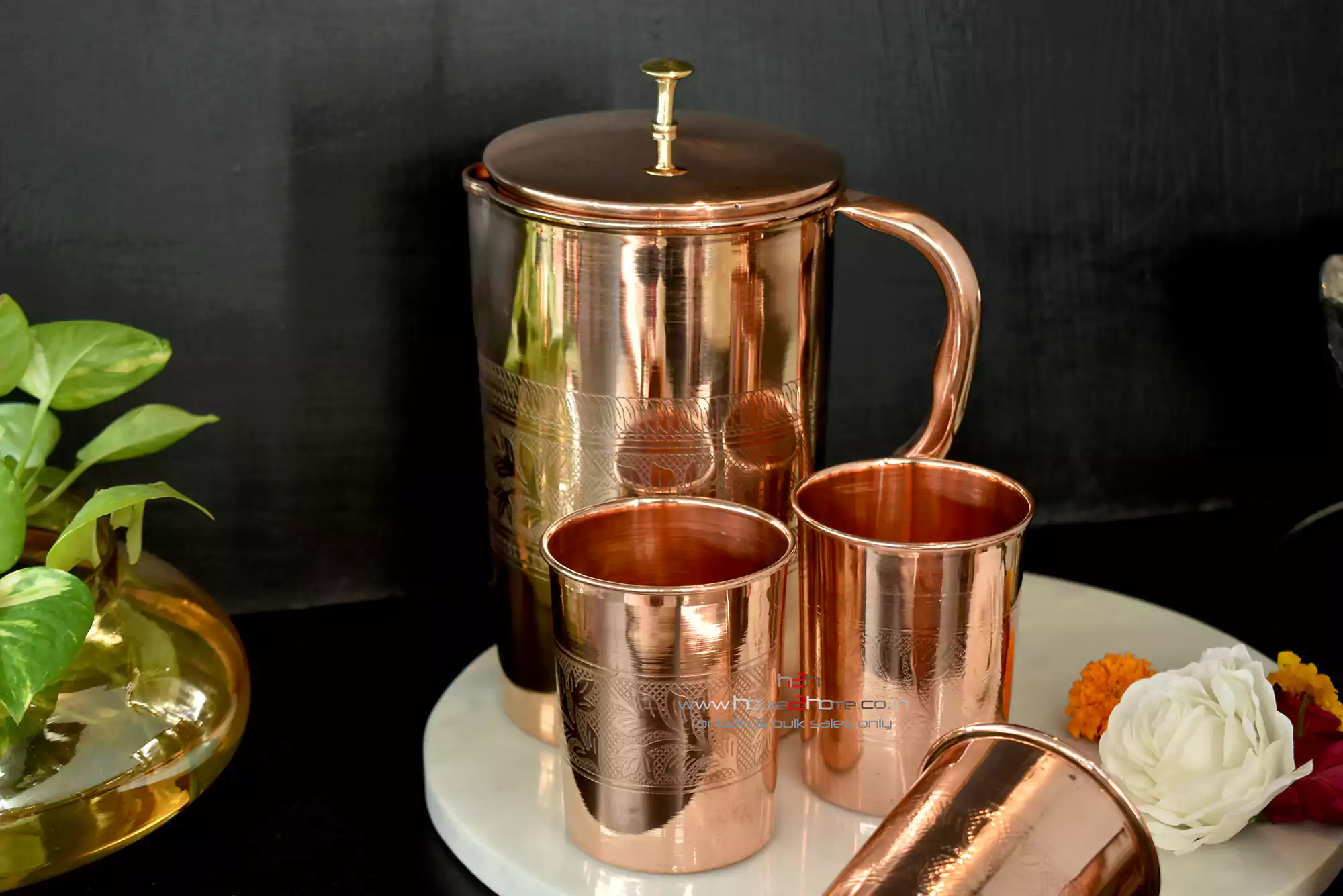 This elegant copper drinkware set serves as a sophisticated choice for luxury shaadi return gifts and trousseau.