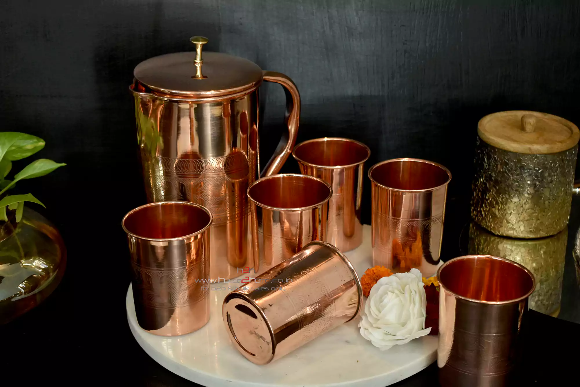 This elegant copper drinkware set serves as a sophisticated choice for luxury shaadi return gifts and trousseau.