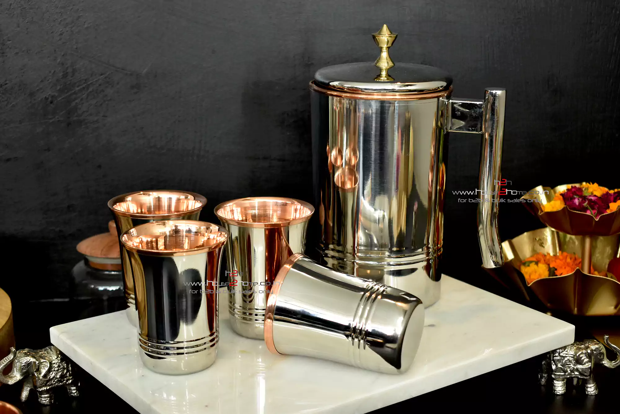 This refined stainless steel and copper set makes a prestigious corporate gift for high-value business associates.