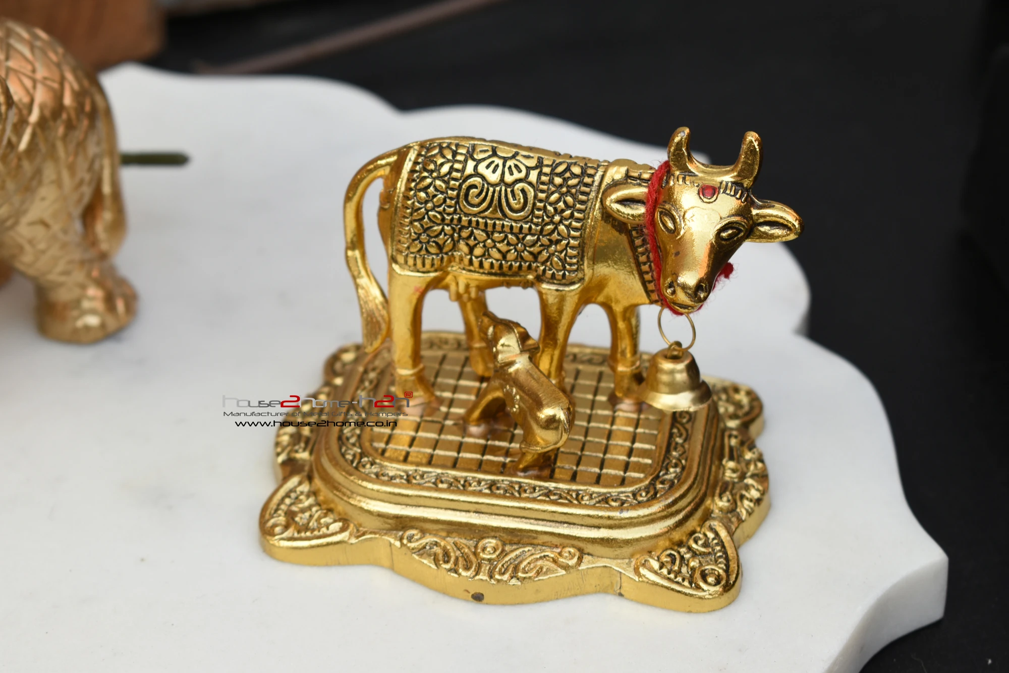Traditional Kamdhenu cow sculpture, an auspicious addition to Diwali festive hampers and holy Dhanteras gift sets.
