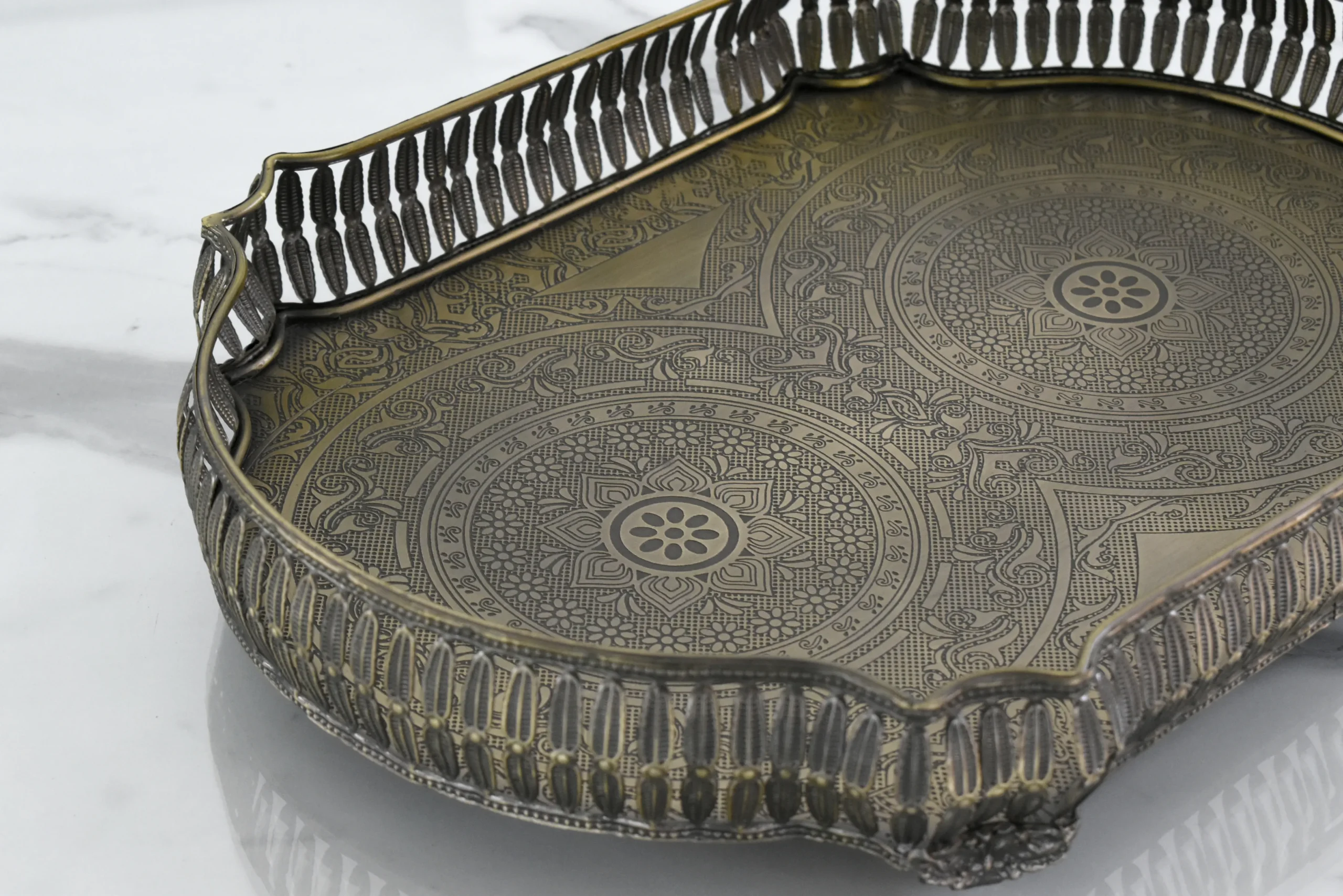 Elegant brass decorative tray, a perfect choice for luxury Indian wedding return gift hampers and trousseau presentations.