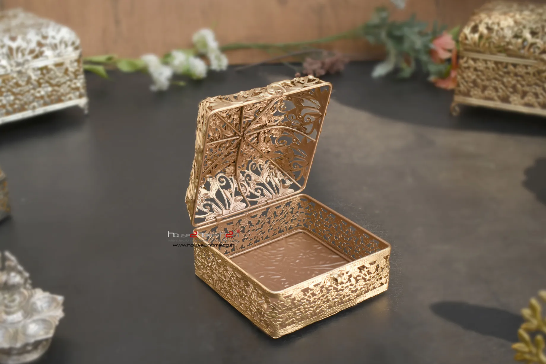 Housewarming gift set combining brass and metal handicraft from house2home, made in Moradabad. Suited to housewarming parties and office relocations. Bulk orders for event planners and retailers welcome.