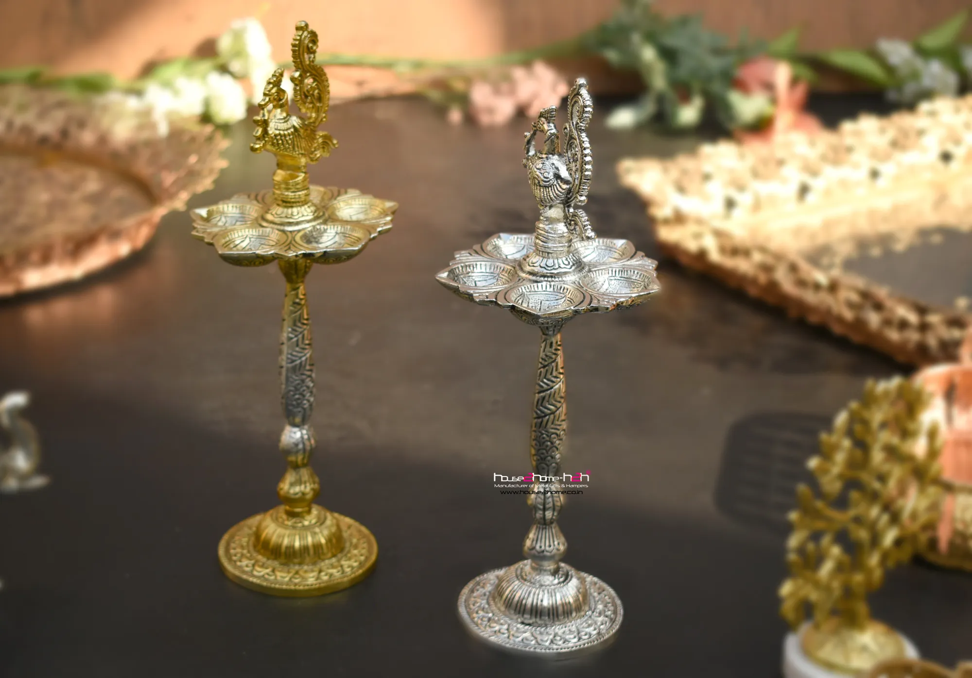 Housewarming gift set combining brass and metal handicraft from house2home, made in Moradabad. Suited to housewarming parties and office relocations. Bulk orders for event planners and retailers welcome.