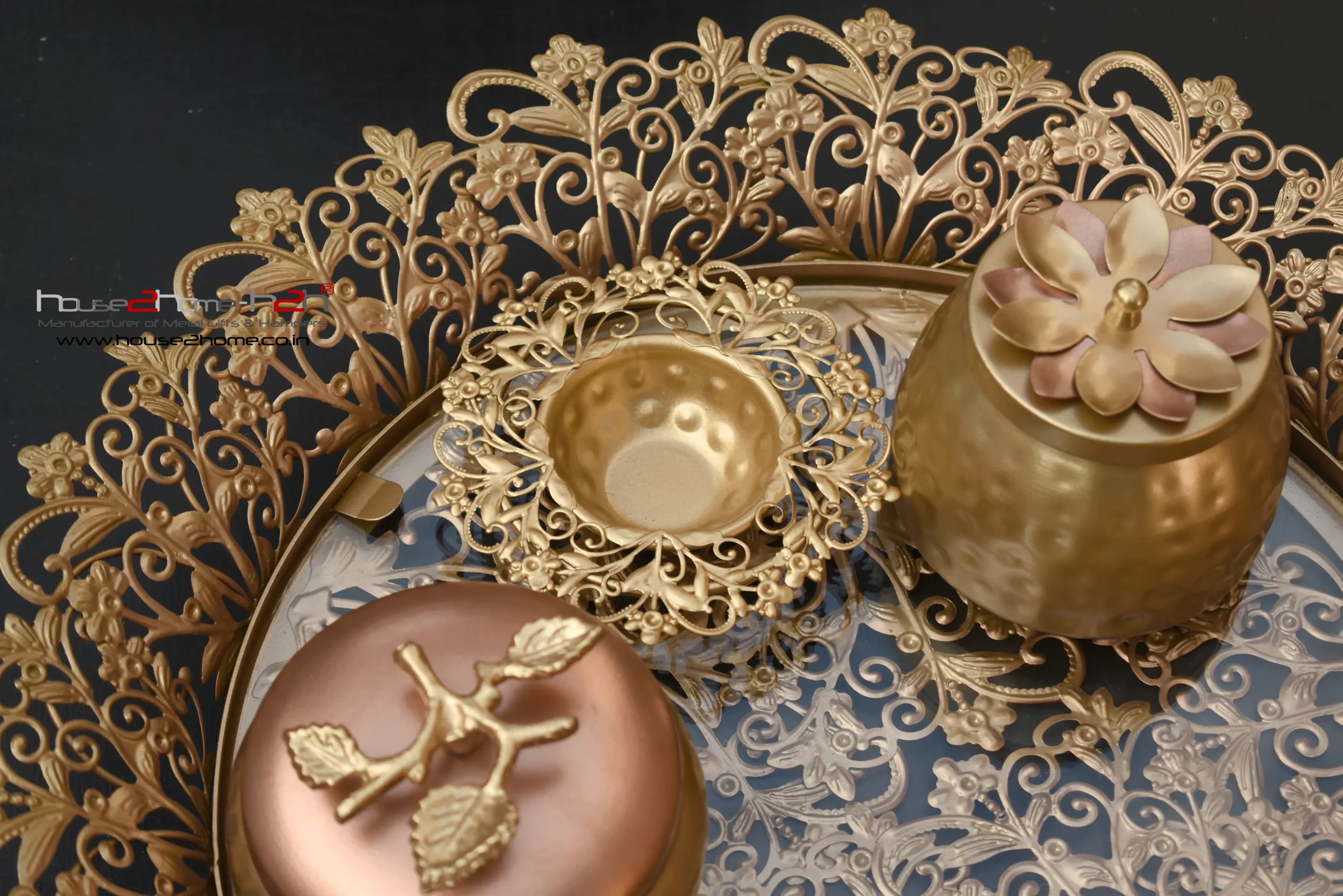 Business gift set in metal handicraft from house2home, combining brass and aluminium for genuine client appreciation. Finished by Moradabad artisans, available in bulk for corporate gifting programs and events.