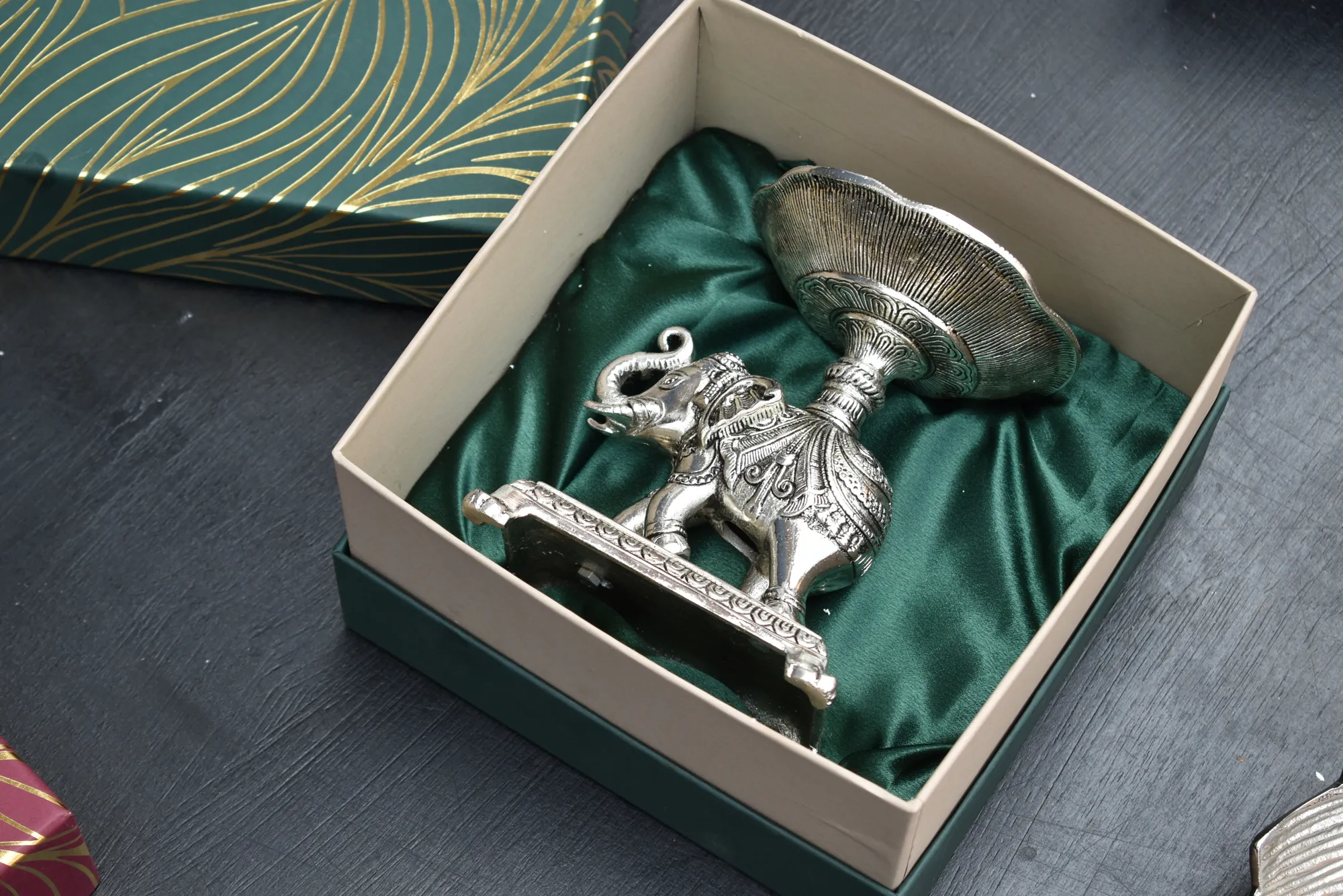 Customized corporate gift hamper for bulk orders