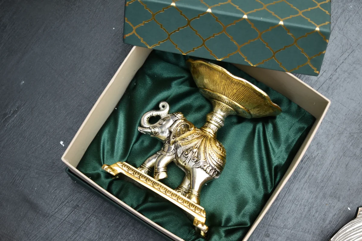 Luxury gift hamper with handcrafted metal décor